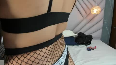 ibbie_ online show from April 8, 12:05 pm