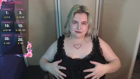 Snapshot of ice_baby01 chatting on October 17, 5:48 pm Alice Bunny666 online show from October 17, 5:48 pm