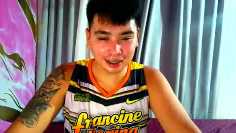 Snapshot of iconic_vince chatting on October 22, 12:27 pm iconic_vince online show from October 22, 12:27 pm