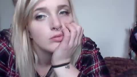 Snapshot of icykittiesbitch95 chatting on December 17, 5:15 pm kennedyblue online show from December 17, 5:15 pm