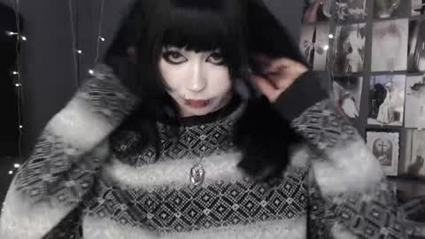 iiiiiiis online show from May 30, 9:45 pm
