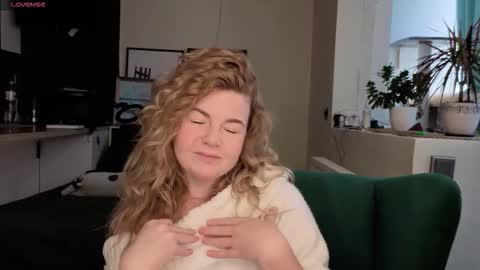 Snapshot of illuminea chatting on January 6, 7:12 am Jenny online show from January 6, 7:12 am