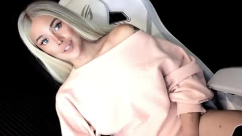 Candy Moore online show from May 28, 3:09 pm