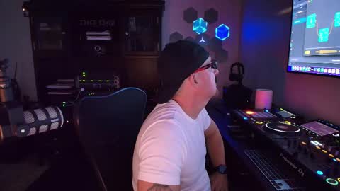 Snapshot of imdjazra chatting on October 14, 1:50 am DJ Azra online show from October 14, 1:50 am