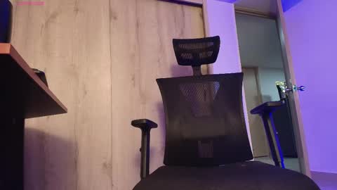 Daniel   thumb up me please its important Im new INDEPENDENT MODEL online show from April 18, 5:44 am