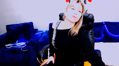 Snapshot of incredible_ariela chatting on September 27, 9:25 am incredible_ariela online show from September 27, 9:25 am