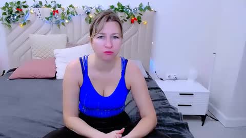 Snapshot of incredible_ariela chatting on October 6, 8:45 am incredible_ariela online show from October 6, 8:45 am