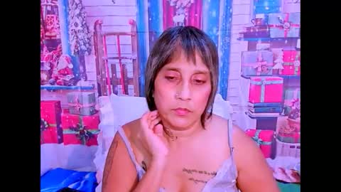 indianroxy27 online show from December 14, 10:25 pm