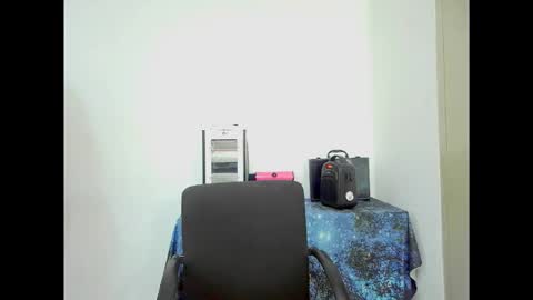 Snapshot of indiansexybtx chatting on February 3, 6:11 am indiansexybtx online show from February 3, 6:11 am