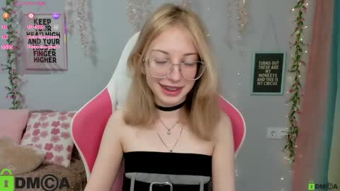 Mia online show from March 25, 1:39 pm