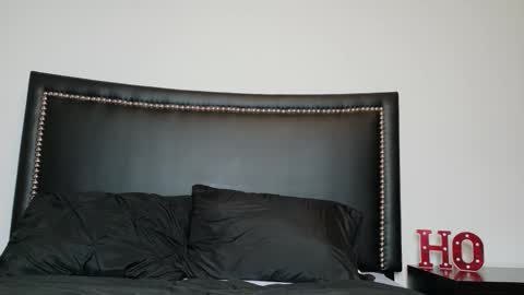 Snapshot of iris_the_squirter chatting on December 23, 3:04 am Iris online show from December 23, 3:04 am