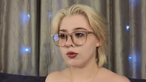 Snapshot of irisbarrington chatting on December 15, 5:10 pm Iris Day Maya night online show from December 15, 5:10 pm