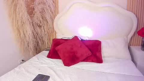 Snapshot of isa_croft chatting on June 16, 1:03 pm isa_croft online show from June 16, 1:03 pm