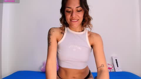 Snapshot of isa_laurentt chatting on January 23, 2:07 pm Isabella Laurentt  online show from January 23, 2:07 pm