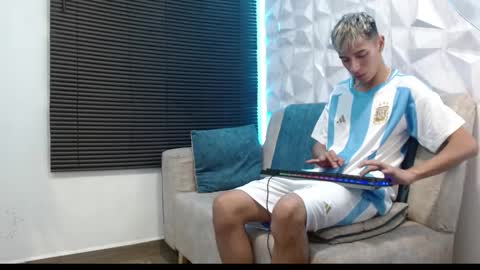 Snapshot of isaac_tan chatting on September 20, 4:13 am Isaac tan online show from September 20, 4:13 am