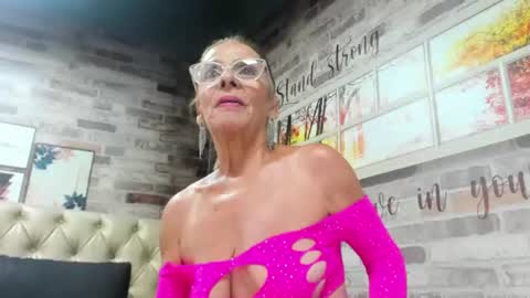 Snapshot of isabela_gomez3 chatting on June 10, 8:52 pm Isabela online show from June 10, 8:52 pm