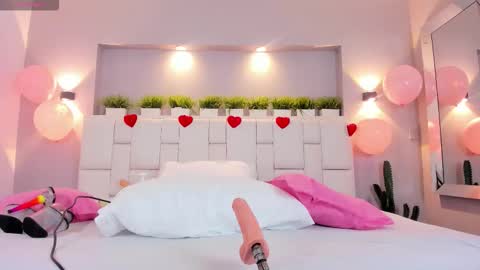 Snapshot of isabella_daniell chatting on February 15, 3:36 am Isa online show from February 15, 3:36 am