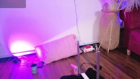 Snapshot of isabella_lt chatting on April 21, 10:32 am online show from April 21, 10:32 am