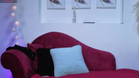 Snapshot of isabella_lt chatting on May 11, 10:32 am online show from May 11, 10:32 am
