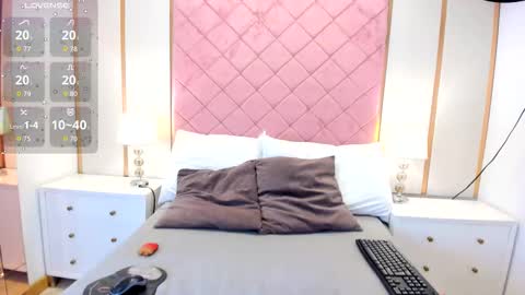 Snapshot of isabella_roa chatting on February 19, 3:24 am Isabella online show from February 19, 3:24 am