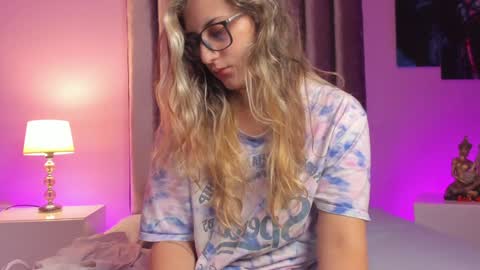 Snapshot of isabella_rross chatting on December 14, 8:02 am Isabella Rros online show from December 14, 8:02 am