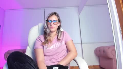 Snapshot of isabella_rross chatting on February 27, 9:22 am Isabella Rros online show from February 27, 9:22 am