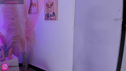 Snapshot of isabella_whiite chatting on October 15, 6:08 pm Isabella White online show from October 15, 6:08 pm