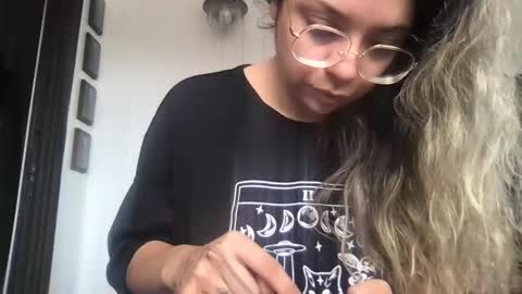 isabellaelizabeth online show from March 3, 5:30 pm