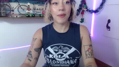 Snapshot of isabellakoff chatting on December 10, 12:38 pm Tati - online show from December 10, 12:38 pm