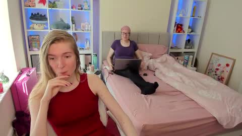 isabella online show from April 6, 3:46 pm