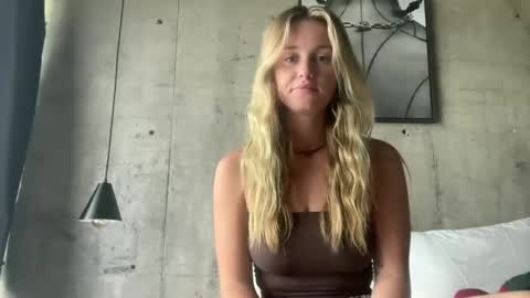 Snapshot of isabellesings chatting on February 15, 5:26 am isabellesings online show from February 15, 5:26 am