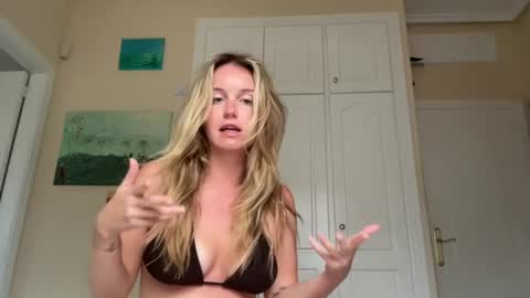 Snapshot of isabellesings chatting on August 7, 6:10 pm isabellesings online show from August 7, 6:10 pm