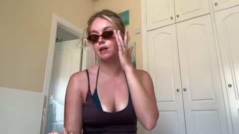 Snapshot of isabellesings chatting on August 9, 2:11 pm isabellesings online show from August 9, 2:11 pm