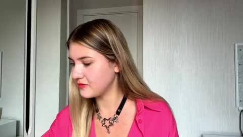 Snapshot of iselabruun chatting on August 4, 12:52 pm Isel online show from August 4, 12:52 pm