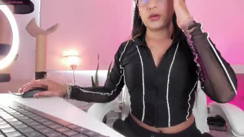 Snapshot of isisdream_ chatting on April 8, 9:15 pm isis online show from April 8, 9:15 pm