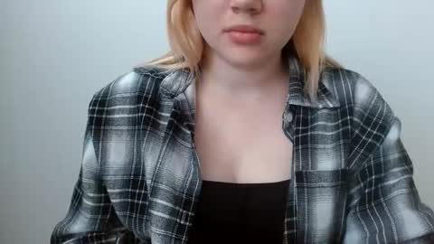 Snapshot of isla00 chatting on June 11, 6:22 am Isla online show from June 11, 6:22 am