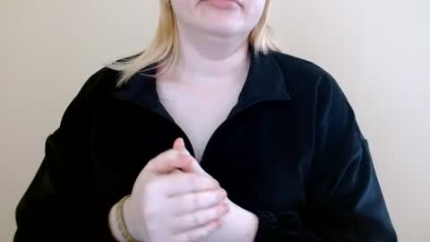Snapshot of isla00 chatting on June 16, 6:05 am Isla online show from June 16, 6:05 am