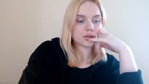 Snapshot of isla00 chatting on June 18, 9:14 am Isla online show from June 18, 9:14 am