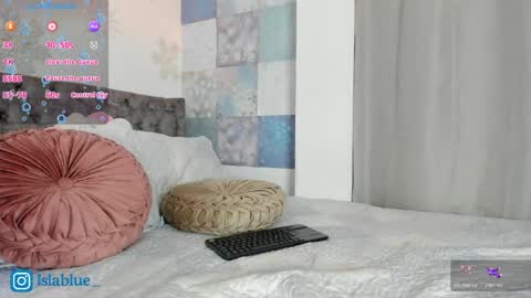 Isla Blue online show from April 9, 2:00 am