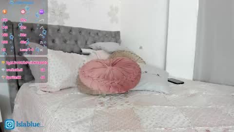 Isla Blue online show from May 12, 2:25 pm