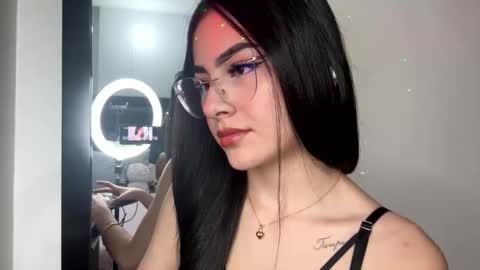 Snapshot of islacole chatting on October 24, 3:25 am Cute Isla  online show from October 24, 3:25 am