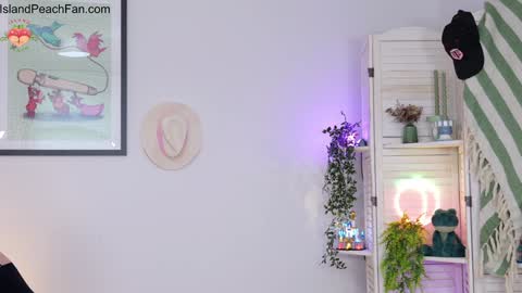 Snapshot of island_peach chatting on March 14, 2:33 pm Lou Peaches online show from March 14, 2:33 pm