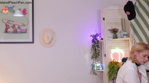 Snapshot of island_peach chatting on March 19, 9:08 pm Lou Peaches online show from March 19, 9:08 pm