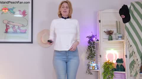 Snapshot of island_peach chatting on March 21, 3:15 pm Lou Peaches online show from March 21, 3:15 pm