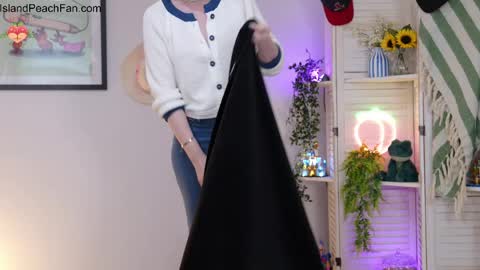 Snapshot of island_peach chatting on April 4, 2:03 pm Lou Peaches online show from April 4, 2:03 pm