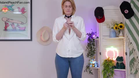 Snapshot of island_peach chatting on April 5, 2:14 pm Lou Peaches online show from April 5, 2:14 pm