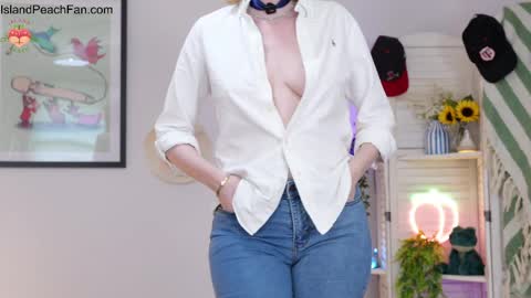 Snapshot of island_peach chatting on April 10, 2:11 pm Lou Peaches online show from April 10, 2:11 pm