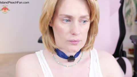 Snapshot of island_peach chatting on April 13, 9:48 am Lou Peaches online show from April 13, 9:48 am