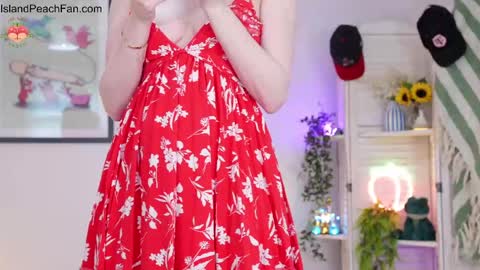 Snapshot of island_peach chatting on April 18, 2:10 pm Lou Peaches online show from April 18, 2:10 pm