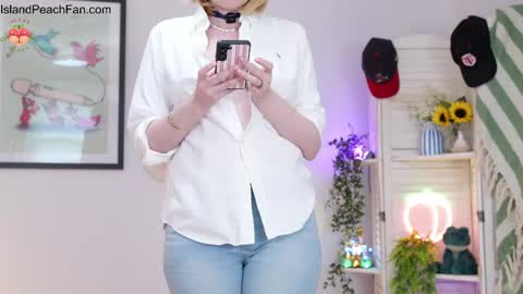 Snapshot of island_peach chatting on April 26, 12:58 pm Lou Peaches online show from April 26, 12:58 pm